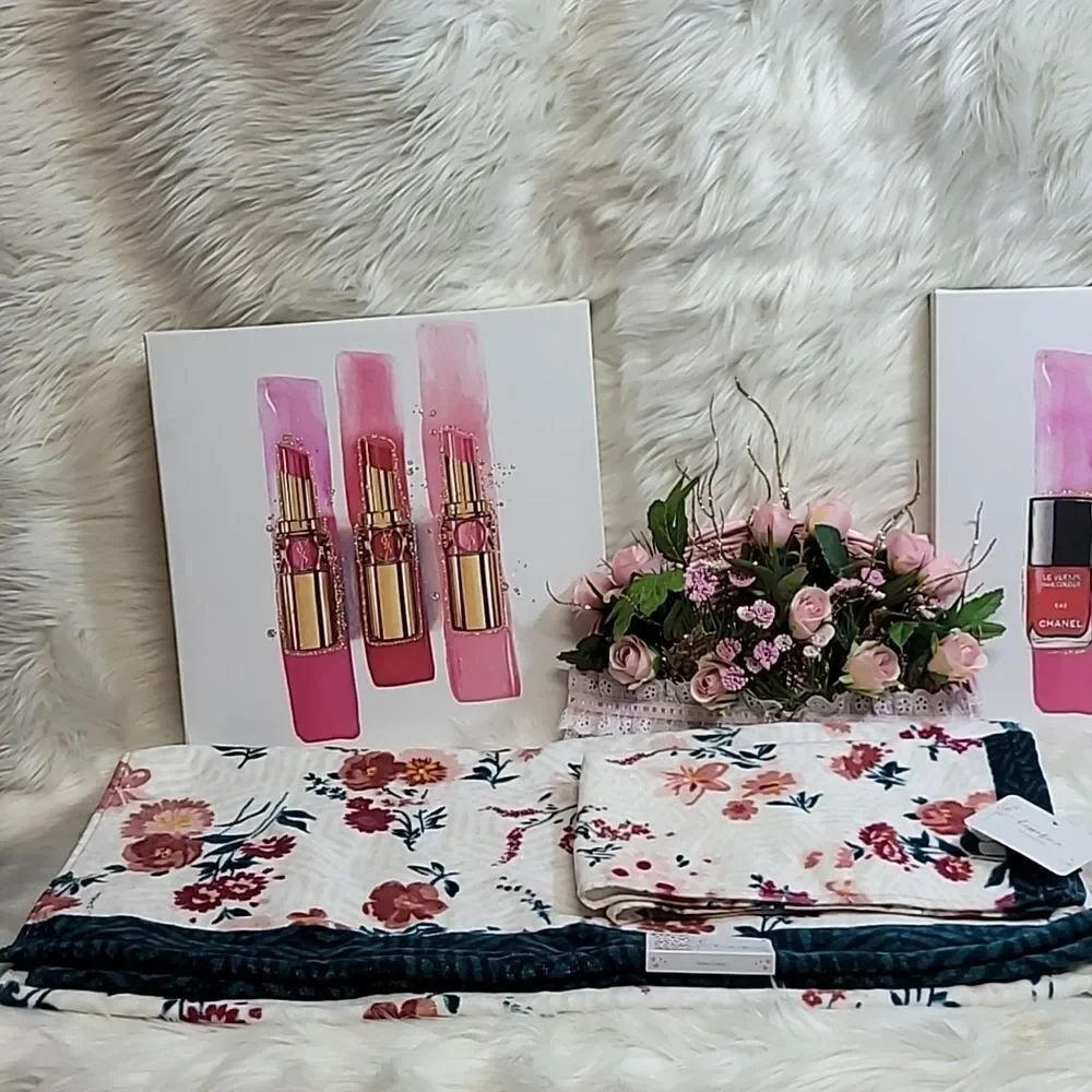 1510  KASSAFINA Home Collection  Floral Towels Set 2  NWT